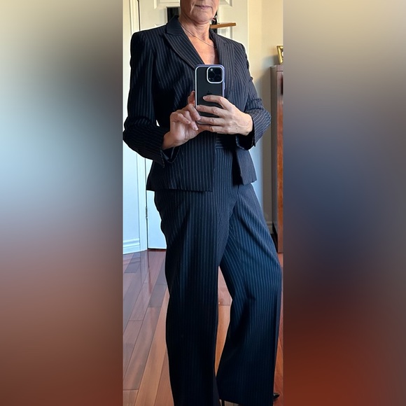 Evan Picone navy blue pinstripes pant suit. Size 8 - Picture 1 of 10